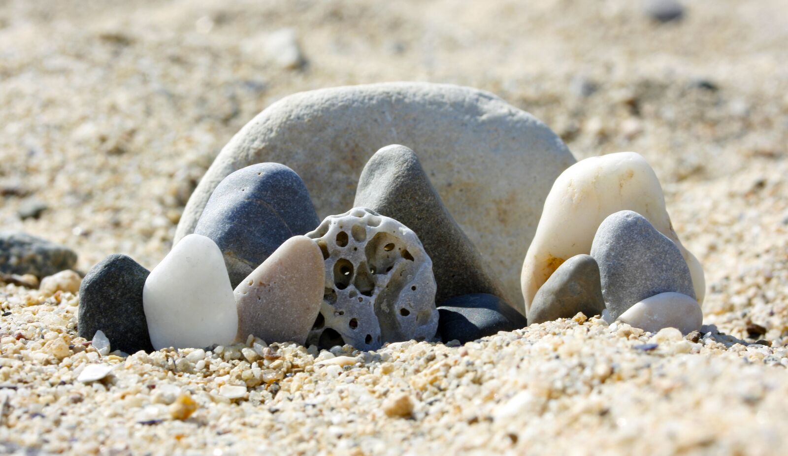 Canon EOS 400D (EOS Digital Rebel XTi / EOS Kiss Digital X) sample photo. Sand, stones, nature photography