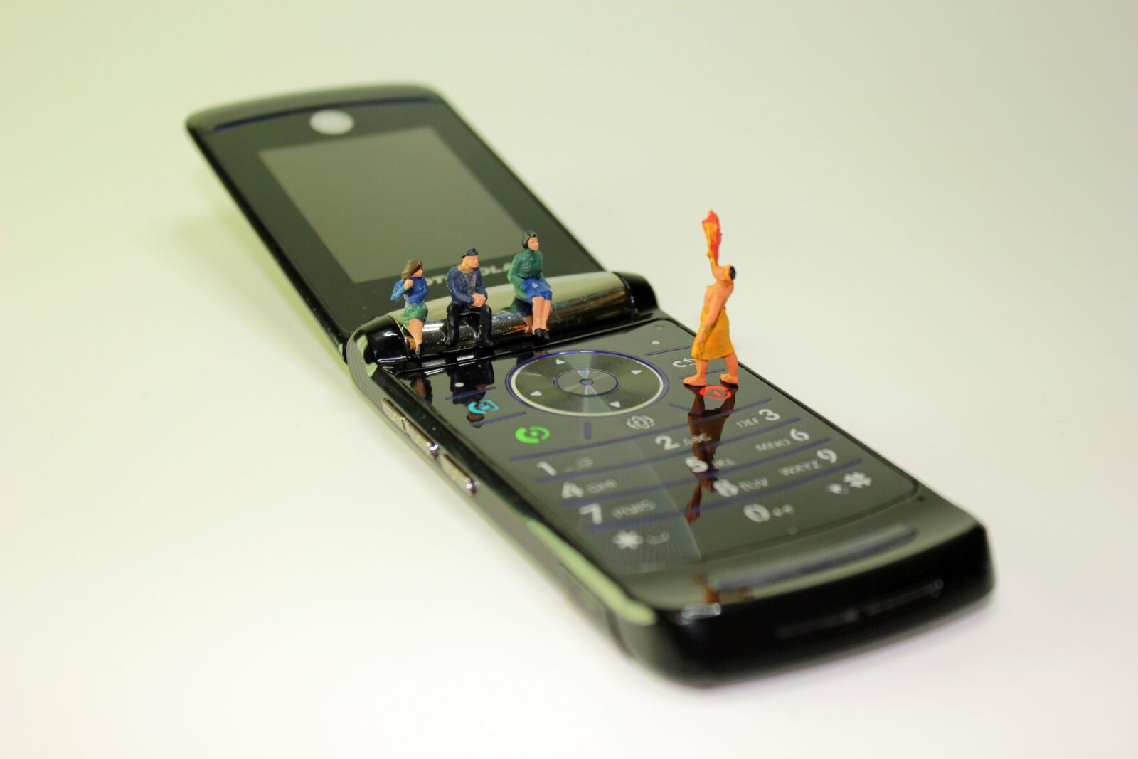 Canon EOS 550D (EOS Rebel T2i / EOS Kiss X4) sample photo. Miniature figures, cellphone, fire photography