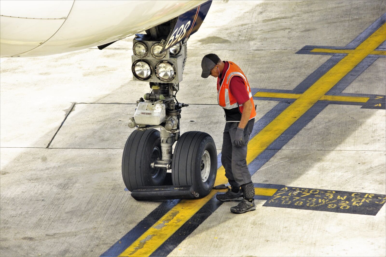 Nikon D7100 sample photo. Landing gear, nose wheels photography