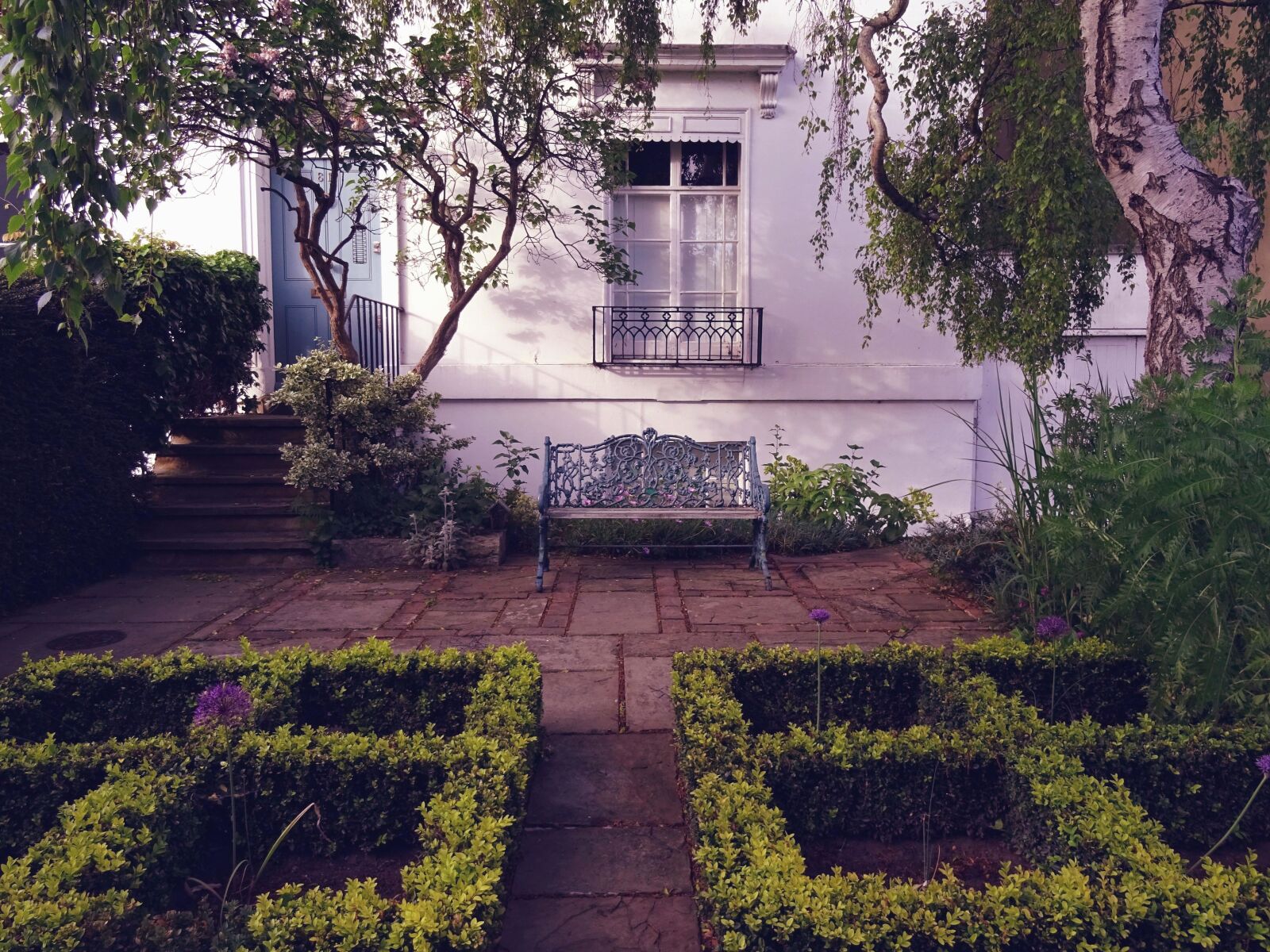 Sony DSC-HX60 sample photo. Garden, bench, house, window photography