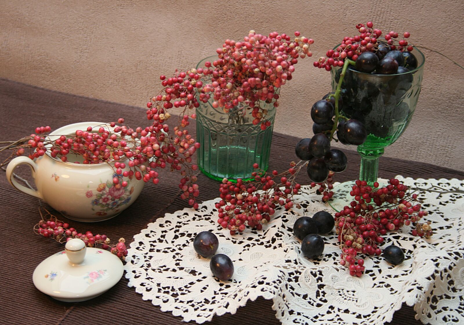 Canon EOS 400D (EOS Digital Rebel XTi / EOS Kiss Digital X) sample photo. Fruit, table, pink pepper photography