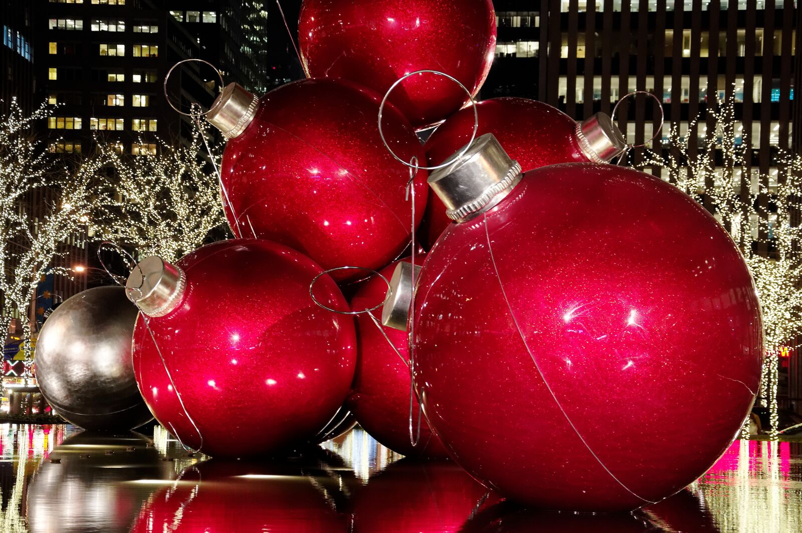Nikon D90 sample photo. Newyork, christbaumkugeln, christmas photography