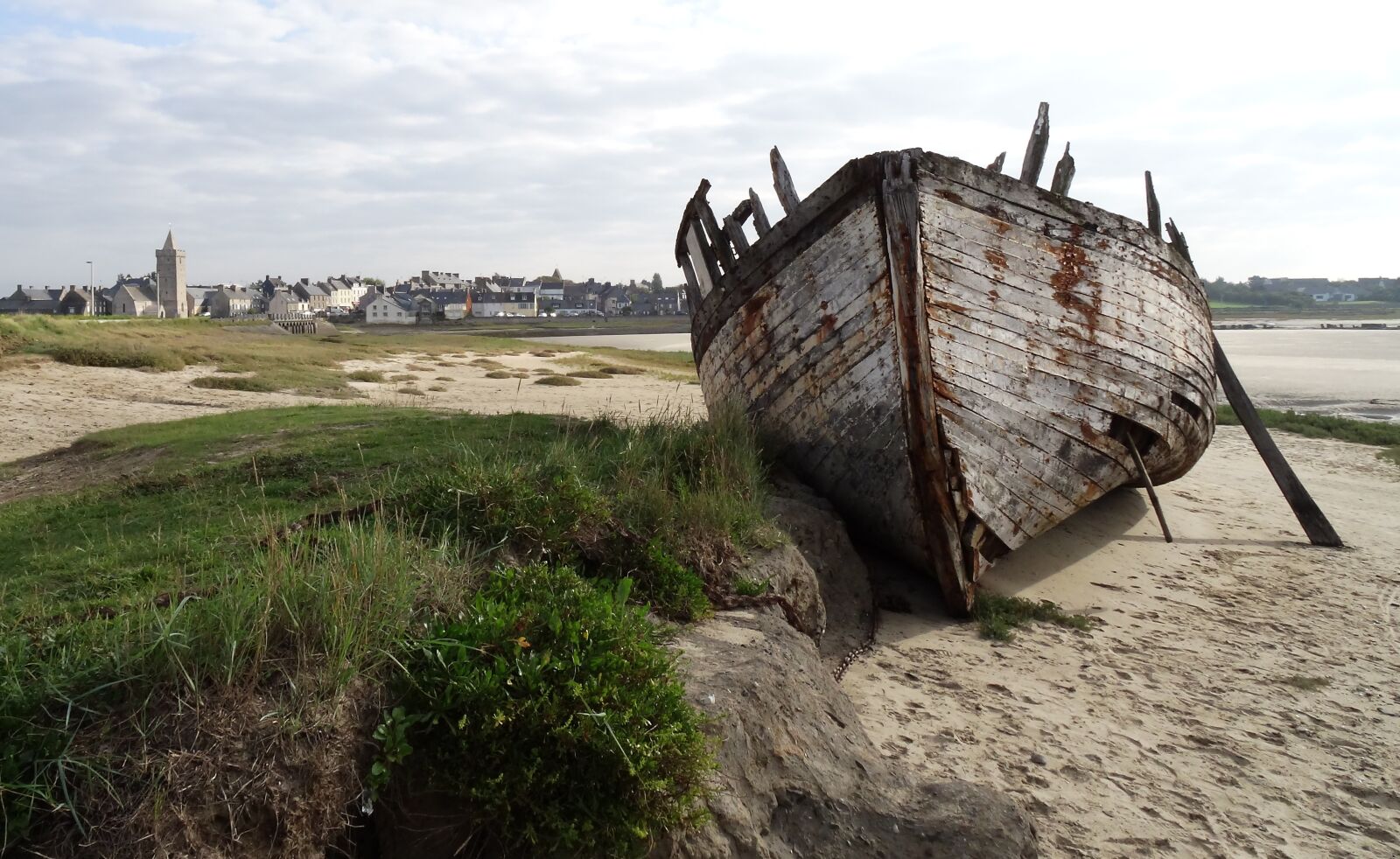 Sony DSC-HX50 sample photo. Wrecks, body of water photography