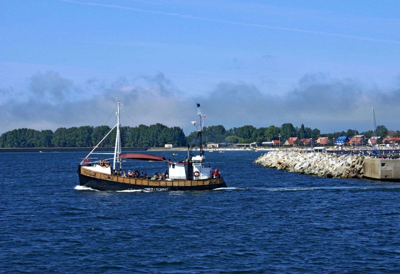 Sony Alpha DSLR-A100 sample photo. Boat, cutter, drain photography