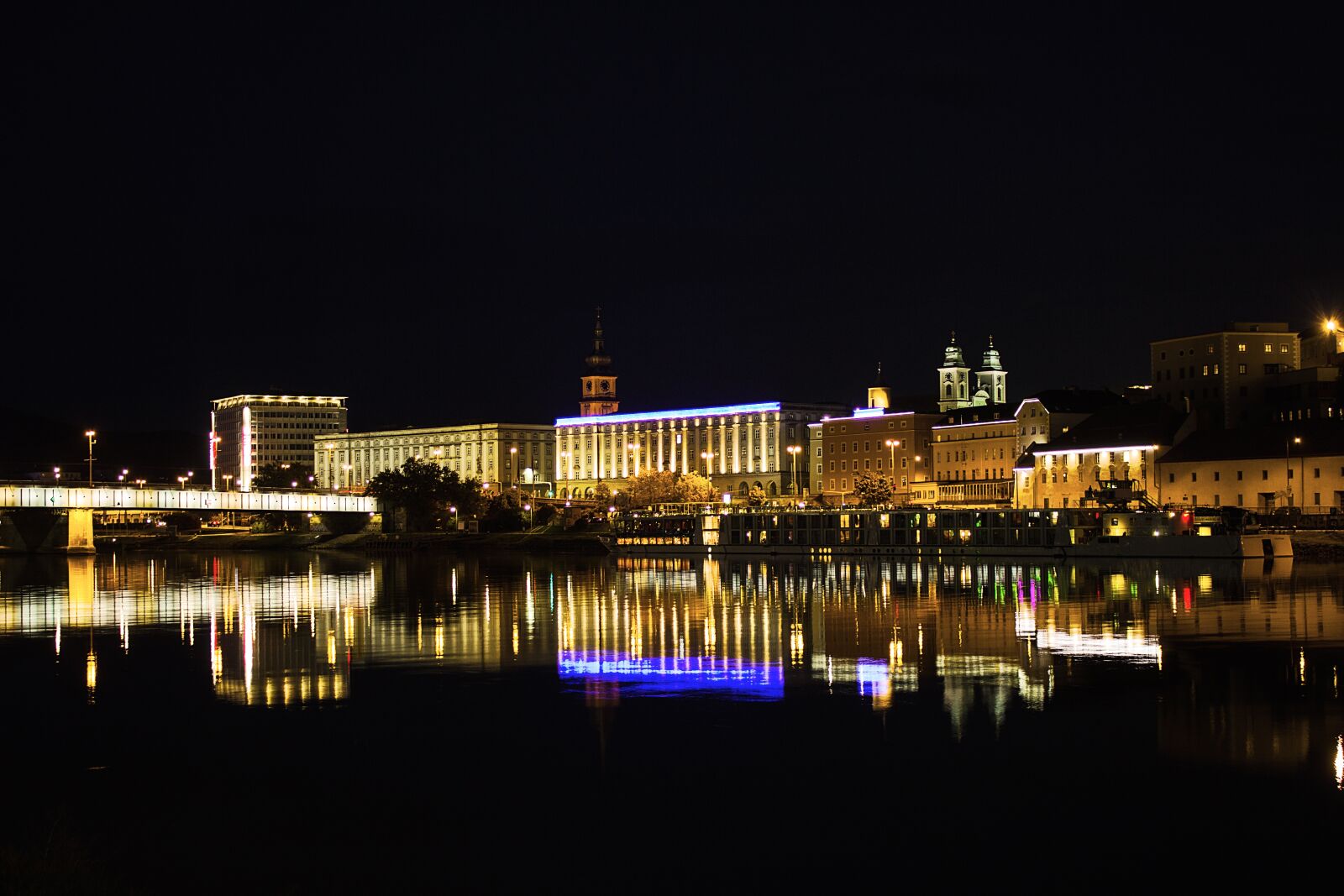 Canon EOS 600D (Rebel EOS T3i / EOS Kiss X5) sample photo. City, night, river photography