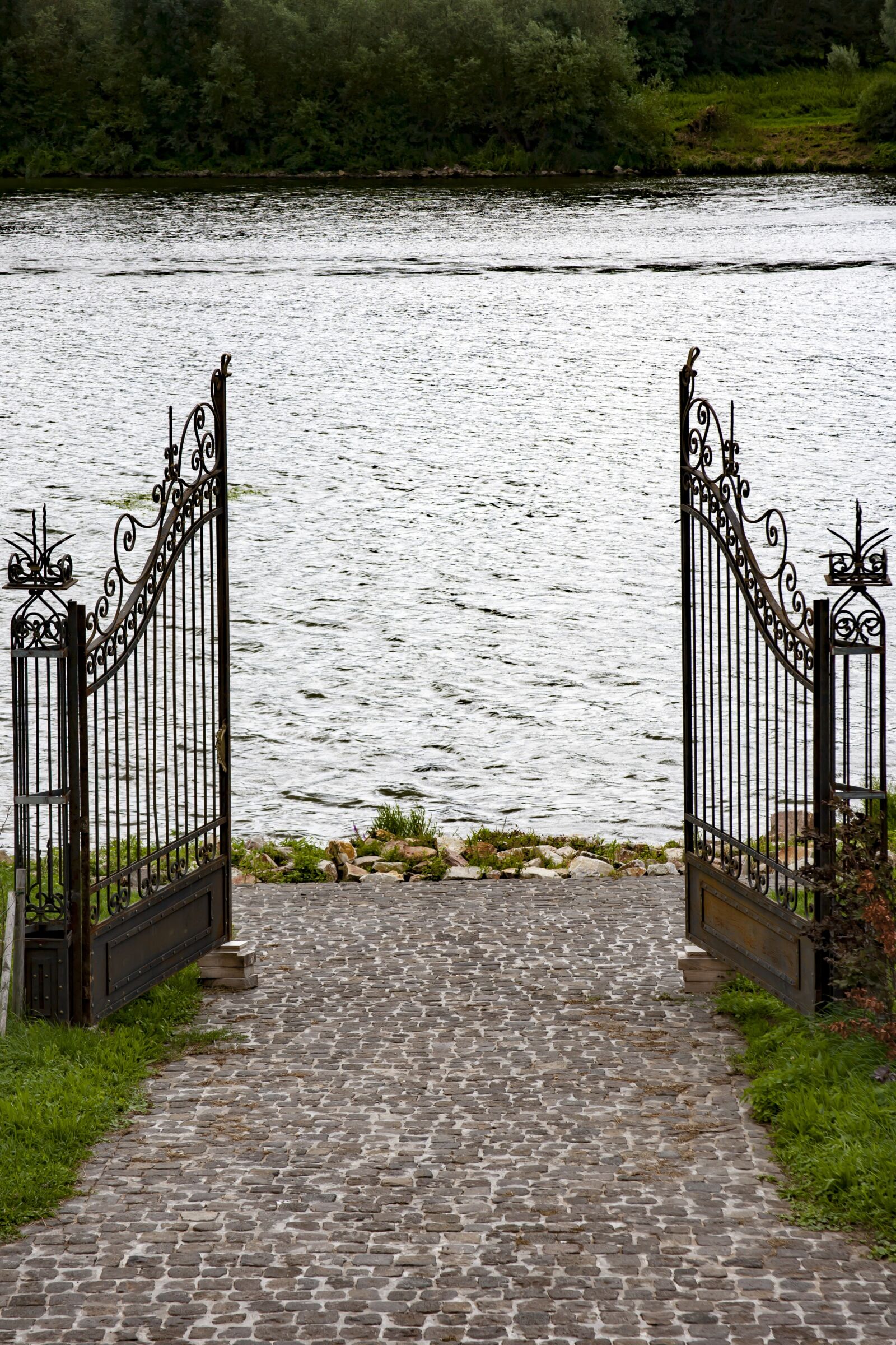 Canon EOS 5D + Canon EF 28-135mm F3.5-5.6 IS USM sample photo. Mosel, goal, iron gate photography