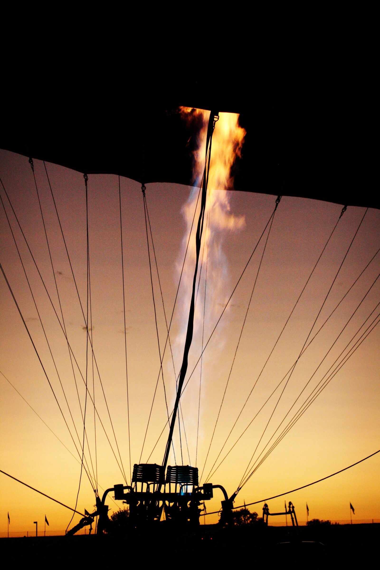 Canon EOS 400D (EOS Digital Rebel XTi / EOS Kiss Digital X) sample photo. Hot air balloon, fire photography