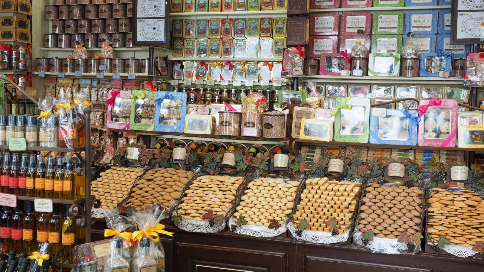 Olympus OM-D E-M1 + Olympus M.Zuiko Digital ED 12-40mm F2.8 Pro sample photo. Candy store, confectionery, music photography