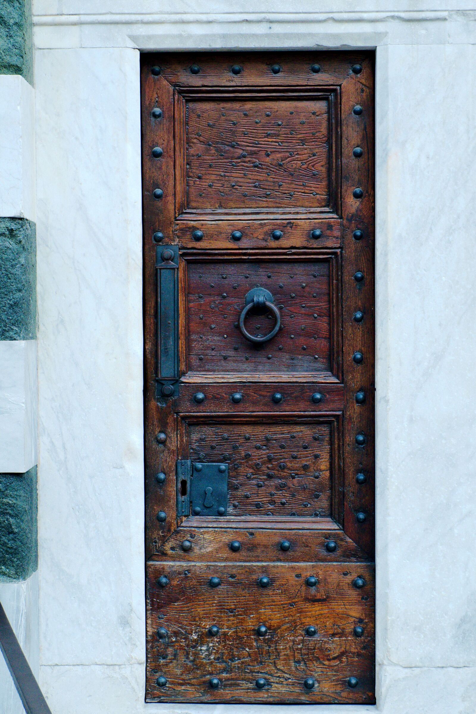 Fujifilm X-T10 sample photo. Old door, castles, back photography