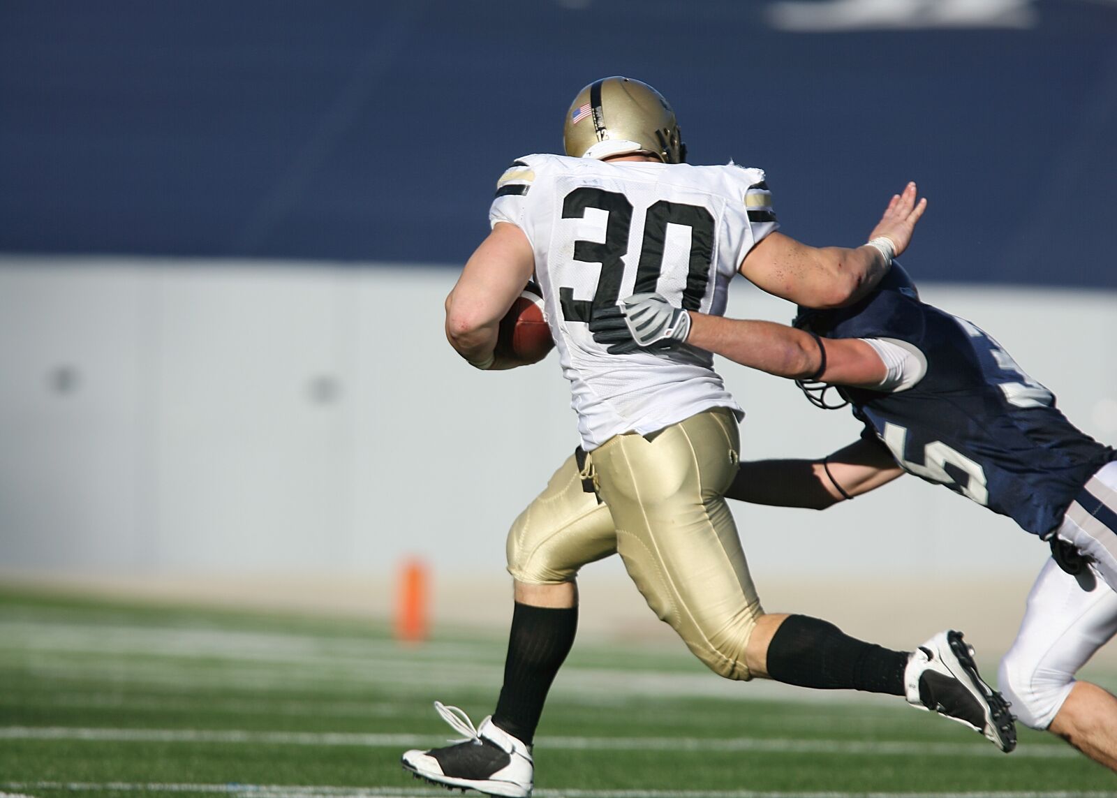 Canon EOS-1D Mark II N sample photo. Football, american football, running photography