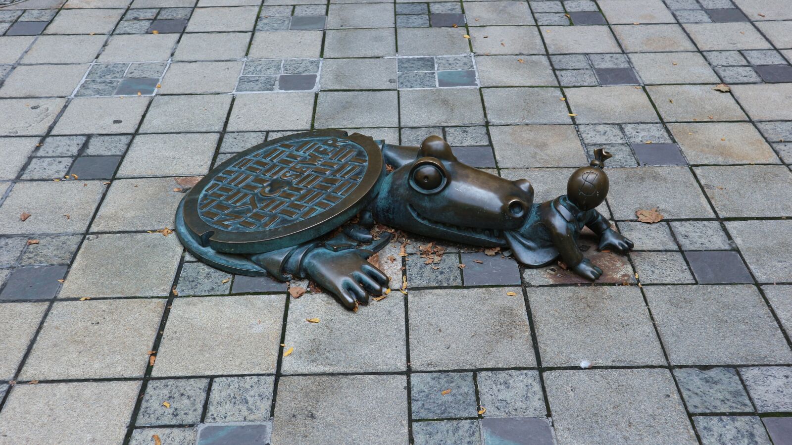 Canon EOS M10 sample photo. Street art, sculpture, crocodile photography