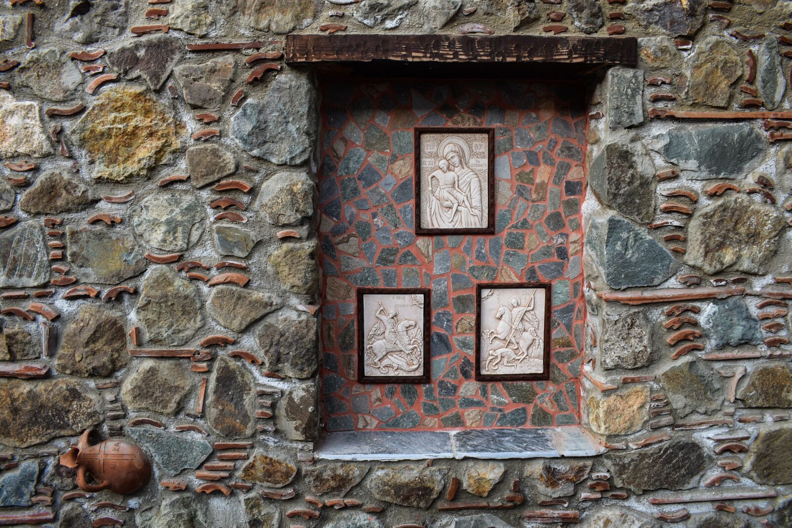 Nikon D3300 sample photo. Wall, engraving, icons photography