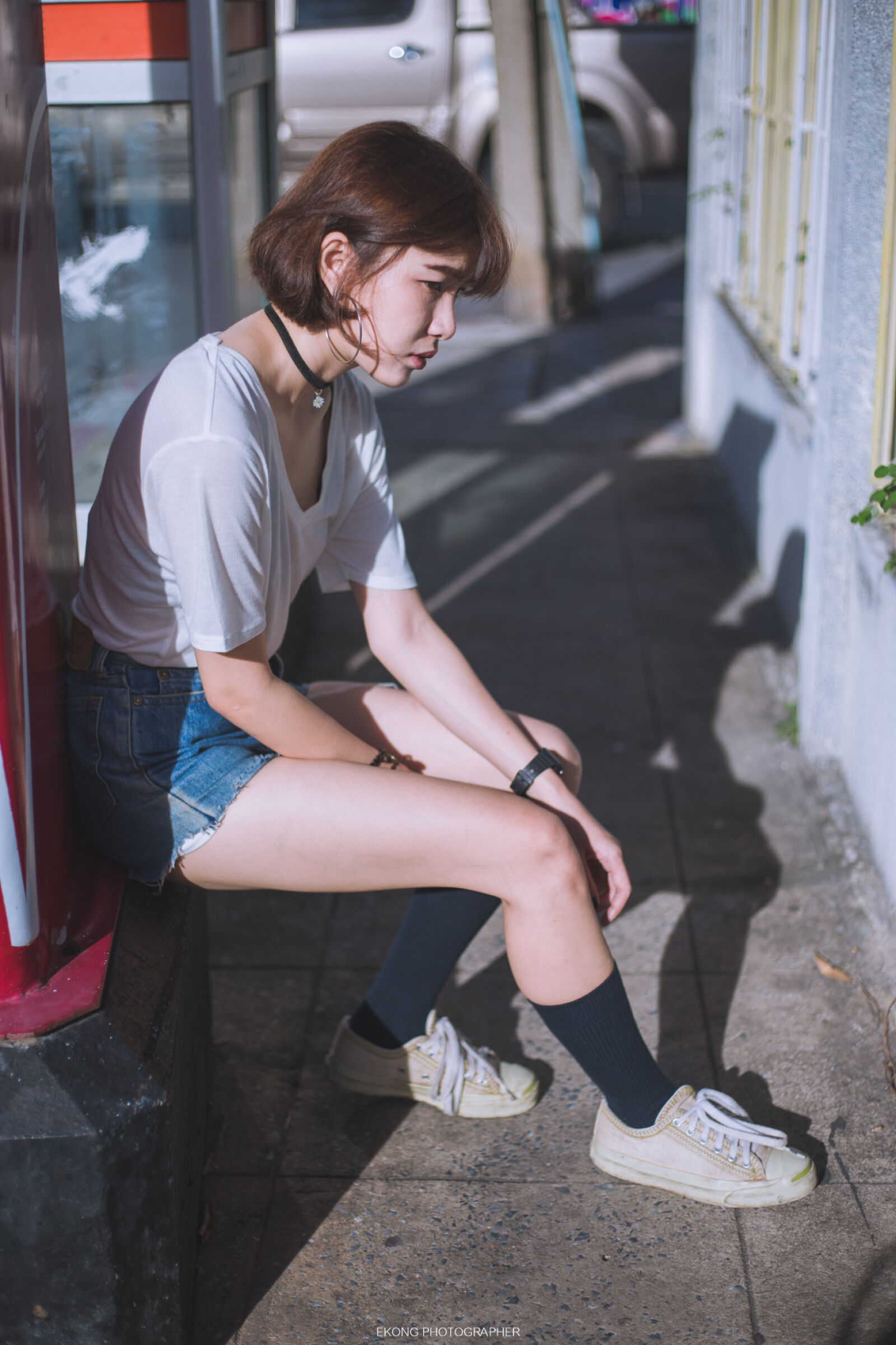 Canon EOS 6D + Canon EF 50mm F1.8 STM sample photo. Woman, sitting, on, steps photography