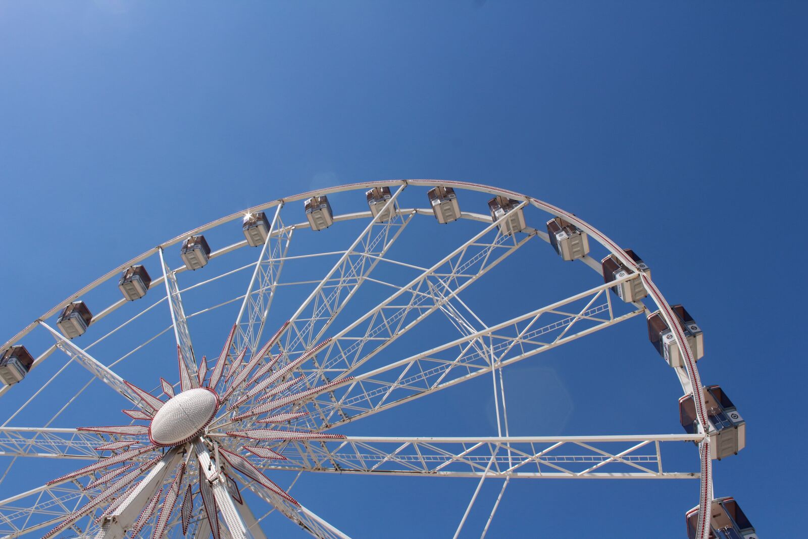Canon EOS 1300D (EOS Rebel T6 / EOS Kiss X80) sample photo. Wheel, fun, ferris wheel photography