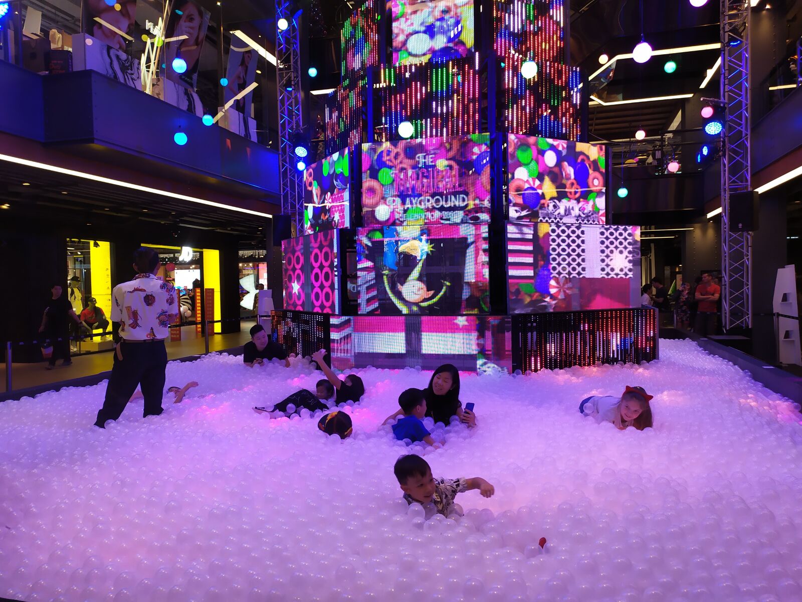 Xiaomi Redmi Note 7 sample photo. Children, playground, play photography