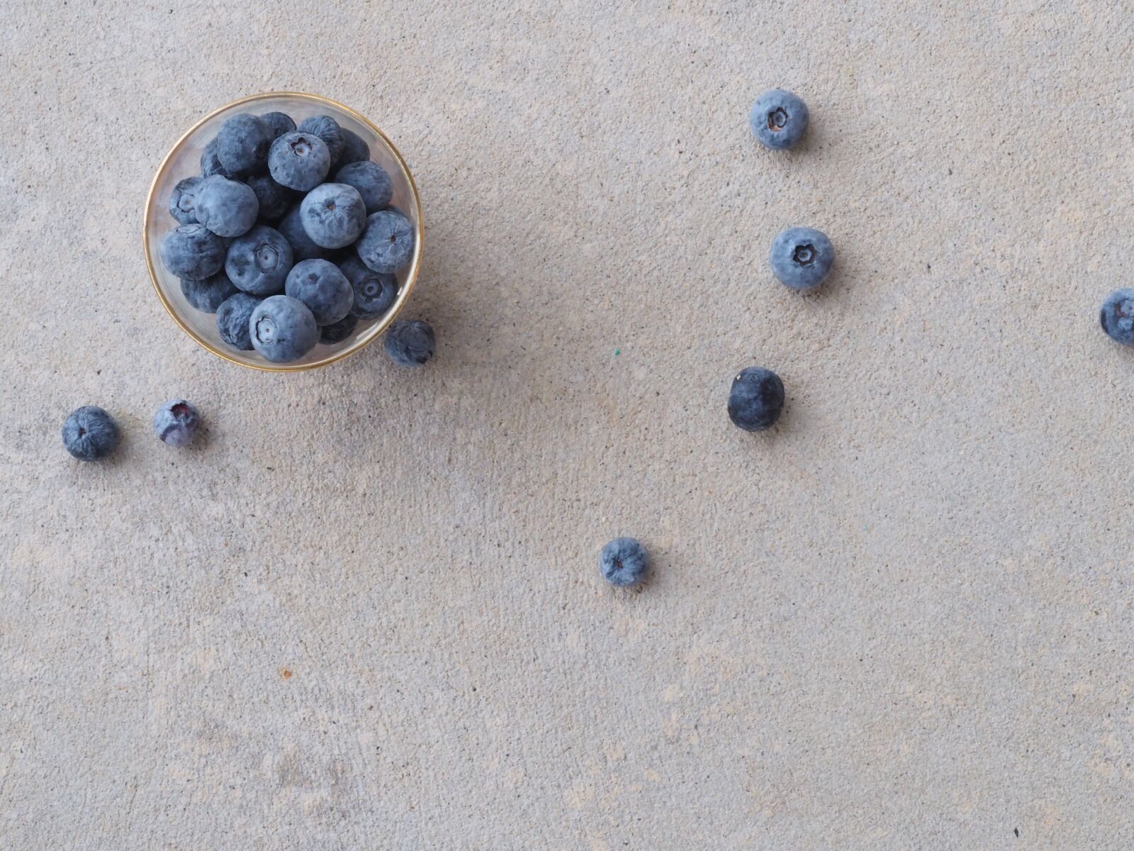Olympus M.Zuiko Digital ED 60mm F2.8 Macro sample photo. Desktop, sand, blueberry photography