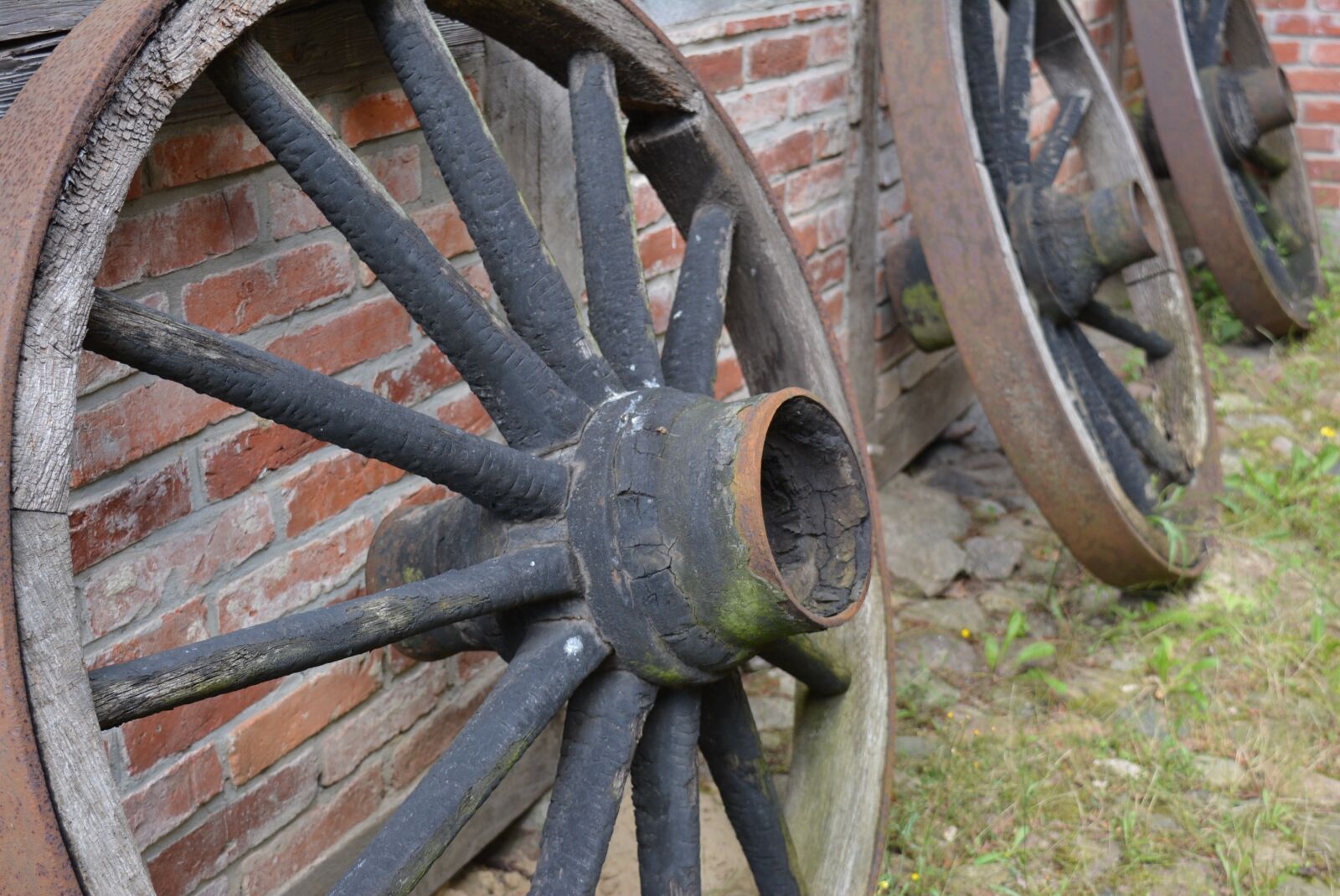 Nikon D5200 sample photo. Wheels, old, spokes photography