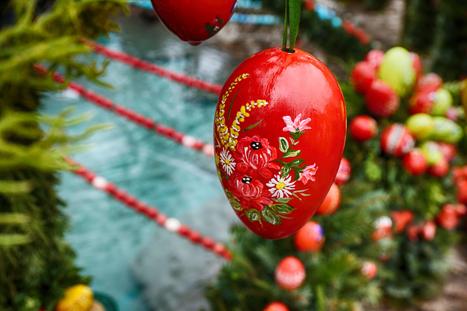 Sony Alpha a5000 (ILCE 5000) sample photo. Red, easter, egg, flower photography