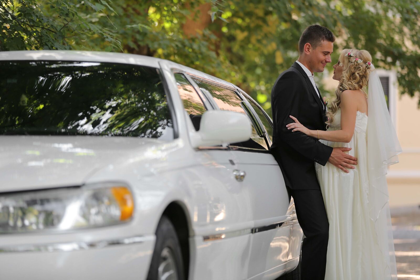 Canon EOS 5D Mark III sample photo. White limousine car, sedan photography