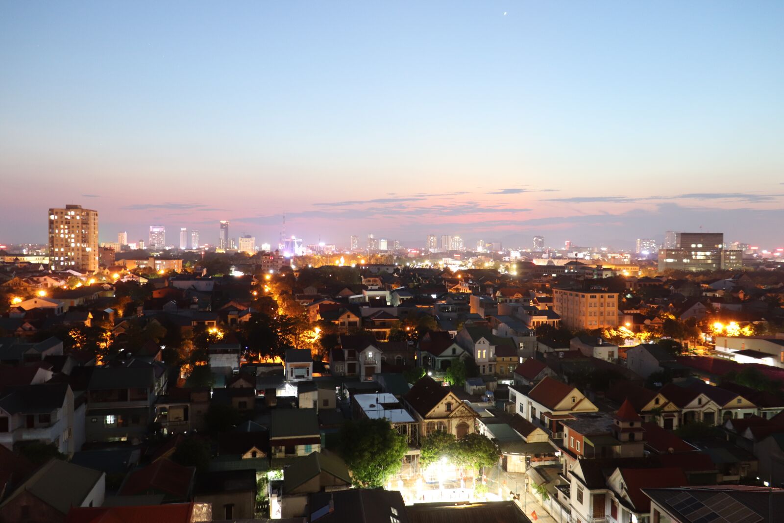 Canon EOS 800D (EOS Rebel T7i / EOS Kiss X9i) sample photo. City, sunset, cityscape photography