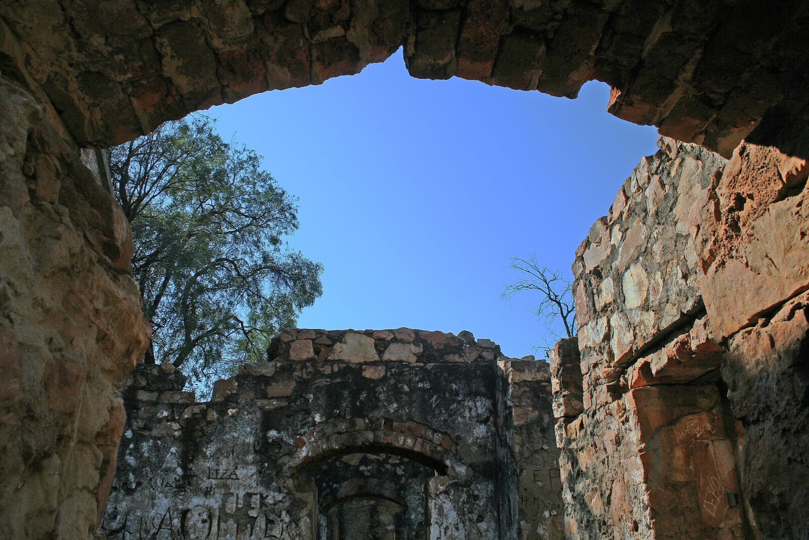 Canon EOS 400D (EOS Digital Rebel XTi / EOS Kiss Digital X) sample photo. Old ruined fort, architecture photography