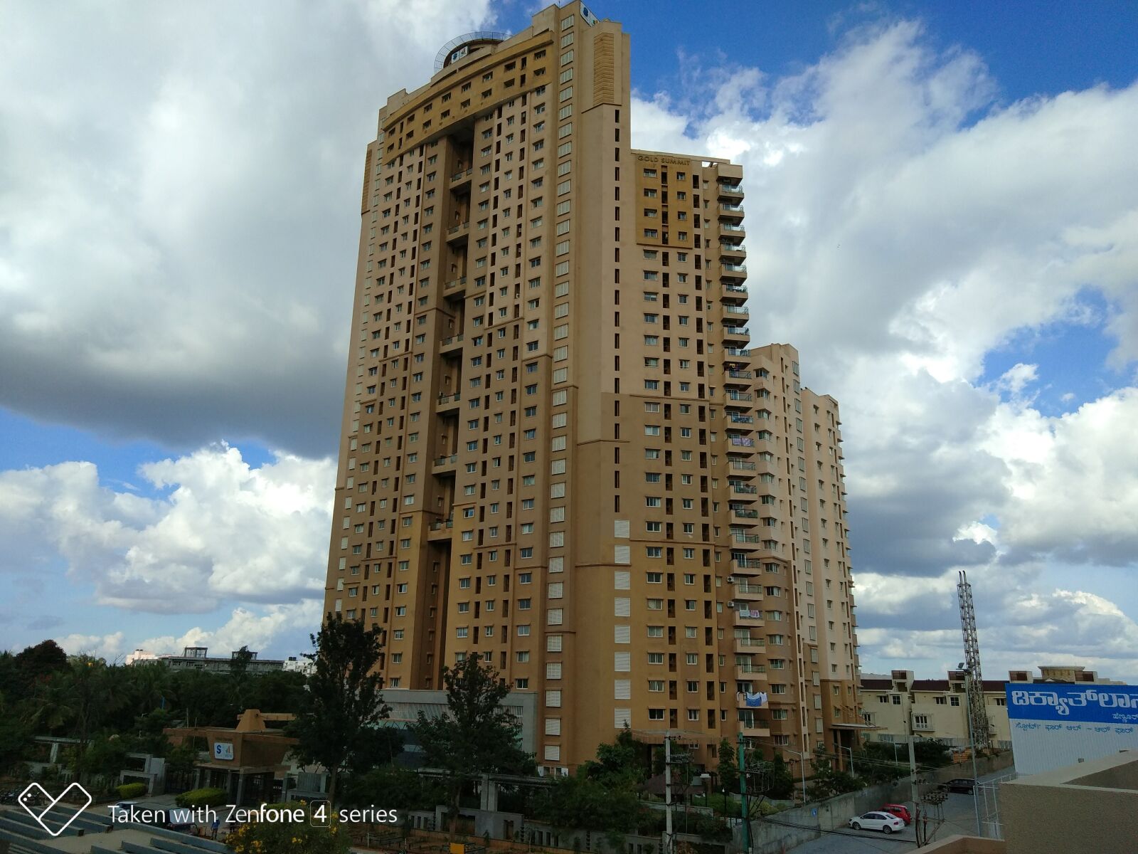 ASUS ZenFone 4 Selfie (ZD553KL) sample photo. Apartment, bangalore, hennur, road photography