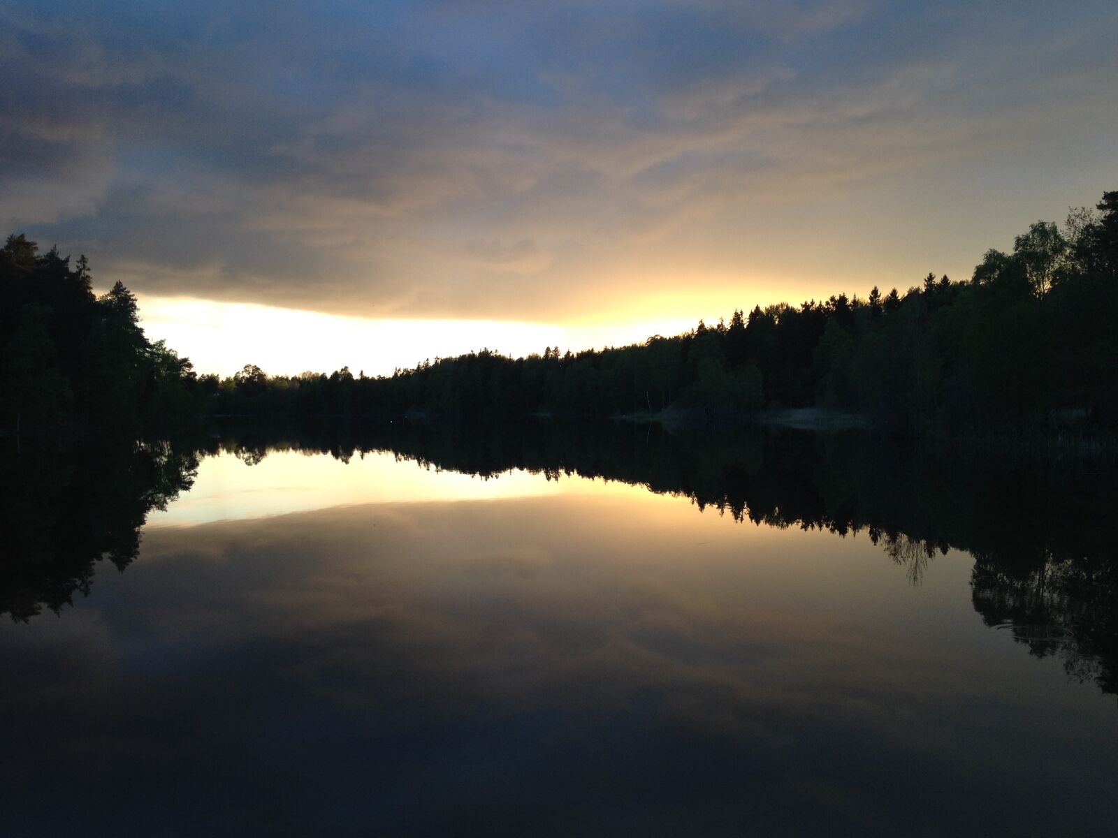 iPhone 4S back camera 4.28mm f/2.4 sample photo. Cloud, reflections, sky, sunset photography