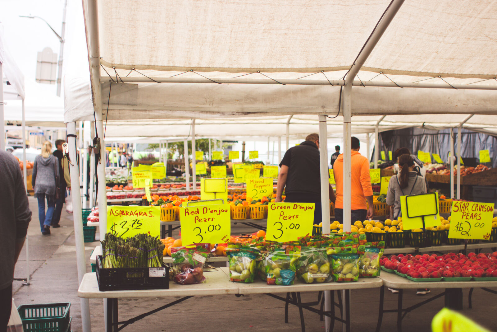 Canon EF 28mm F1.8 USM sample photo. Market, outdoor, vegetables photography