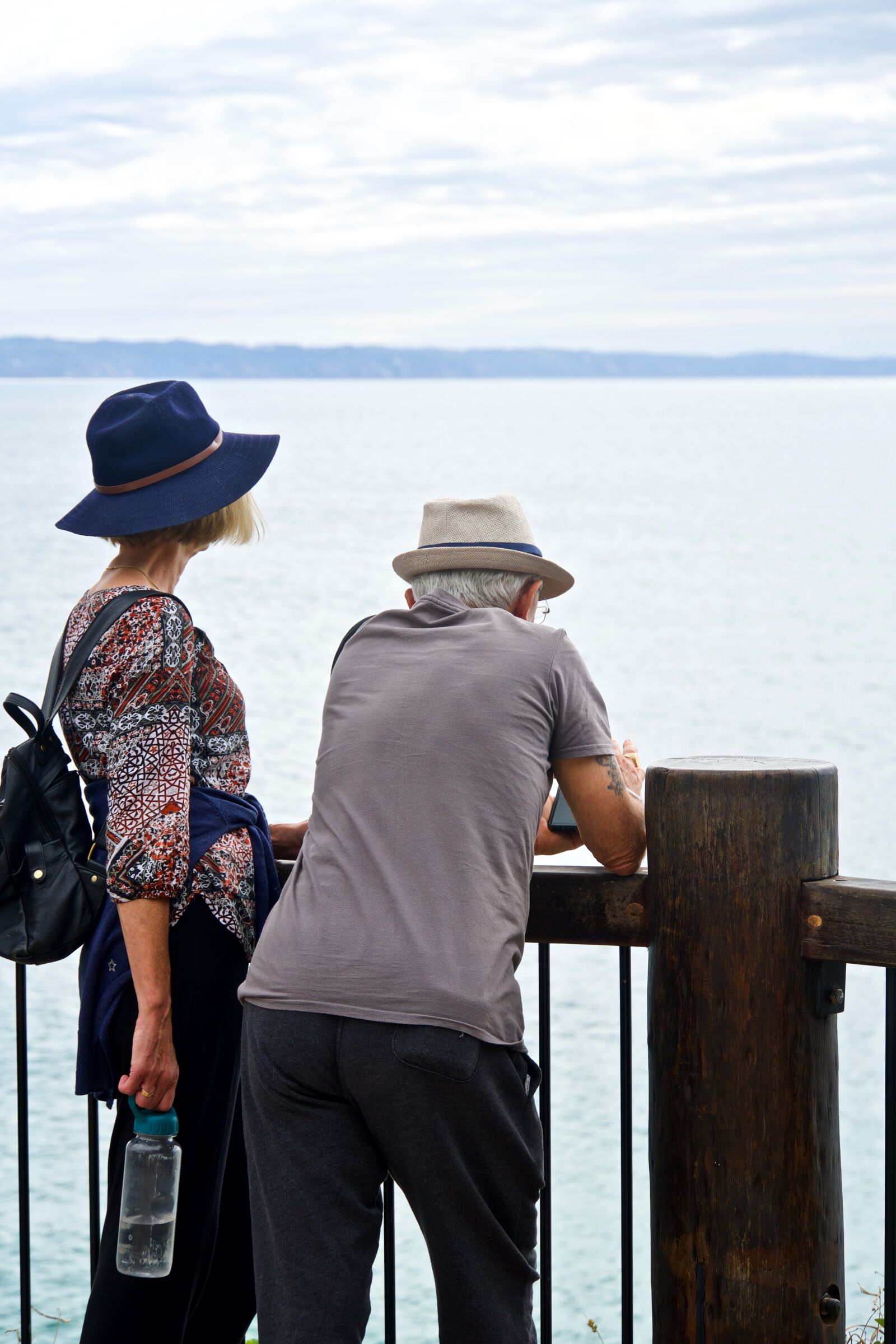 Sony E 18-135mm F3.5-5.6 OSS sample photo. Couple, discussion, pensive photography