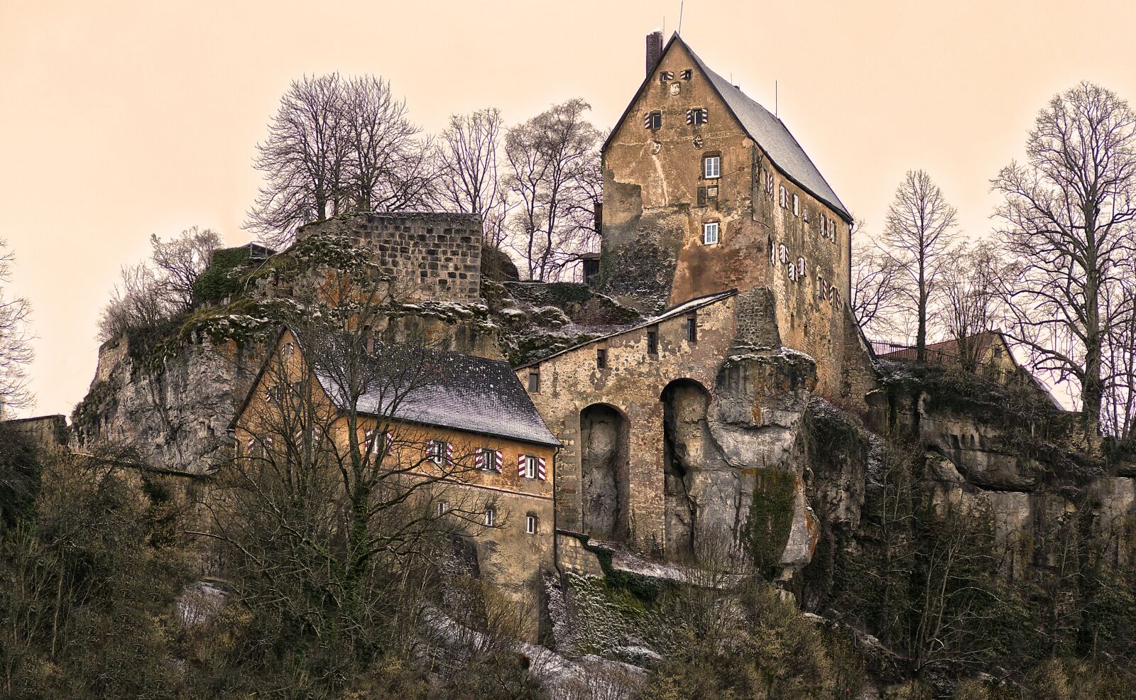 Panasonic Lumix DMC-FZ1000 sample photo. Summit castle, burgruine, ruin photography