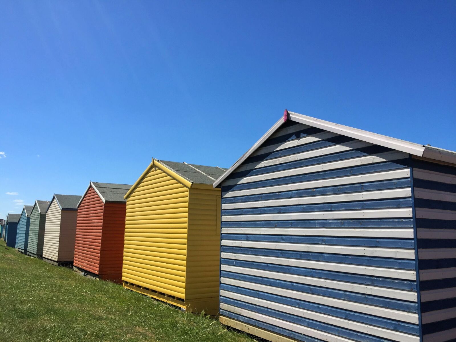 iPhone 6 back camera 4.15mm f/2.2 sample photo. Beach huts, sea, beach photography