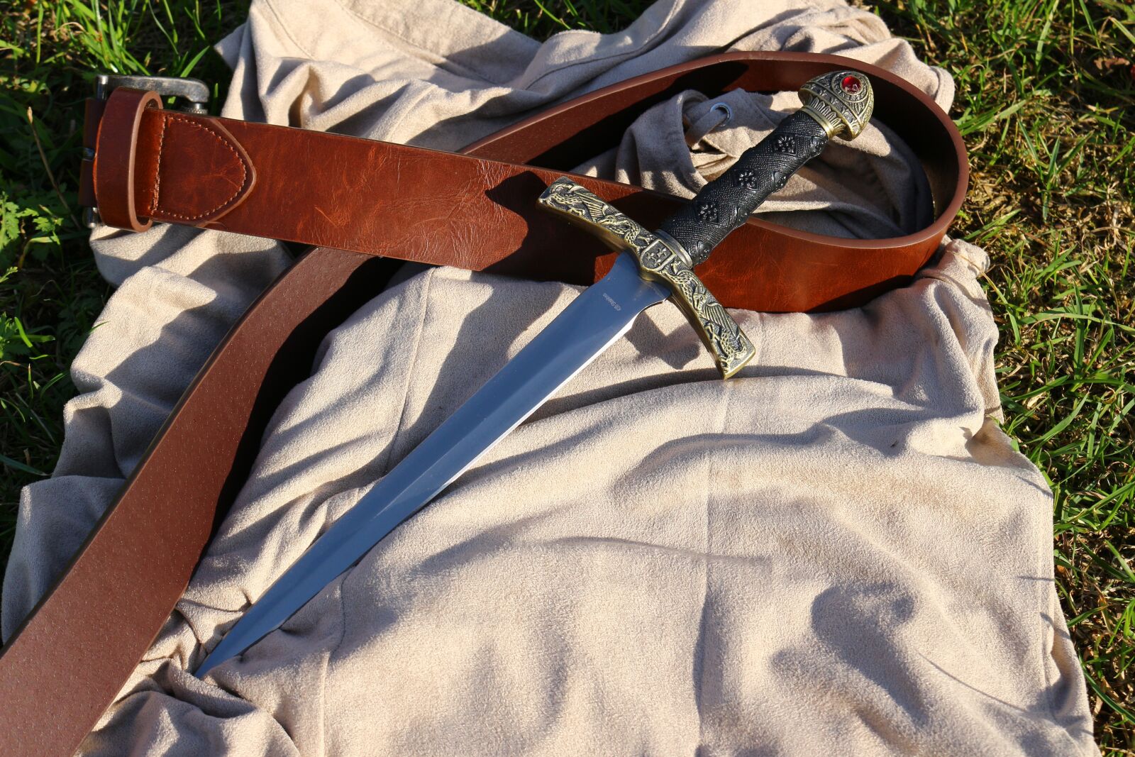 Canon EOS 100D (EOS Rebel SL1 / EOS Kiss X7) sample photo. Weapon, knife, belts photography