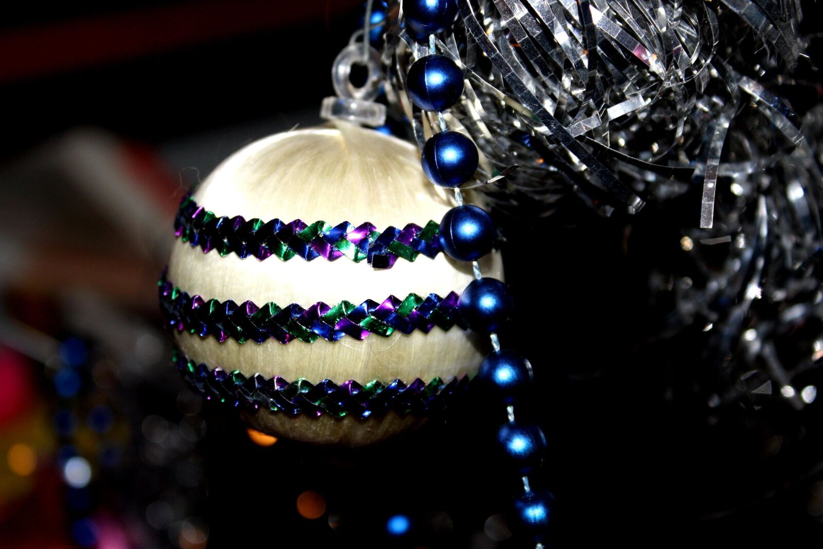 f/3.5-5.6 IS sample photo. Christmas tree, new year photography
