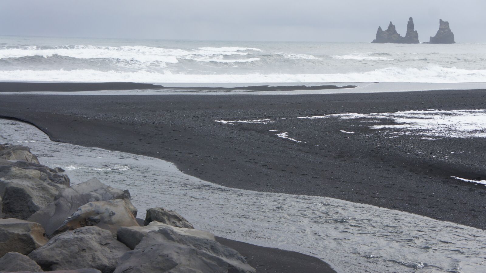 Sony Alpha NEX-5 sample photo. Iceland, black beach, black photography