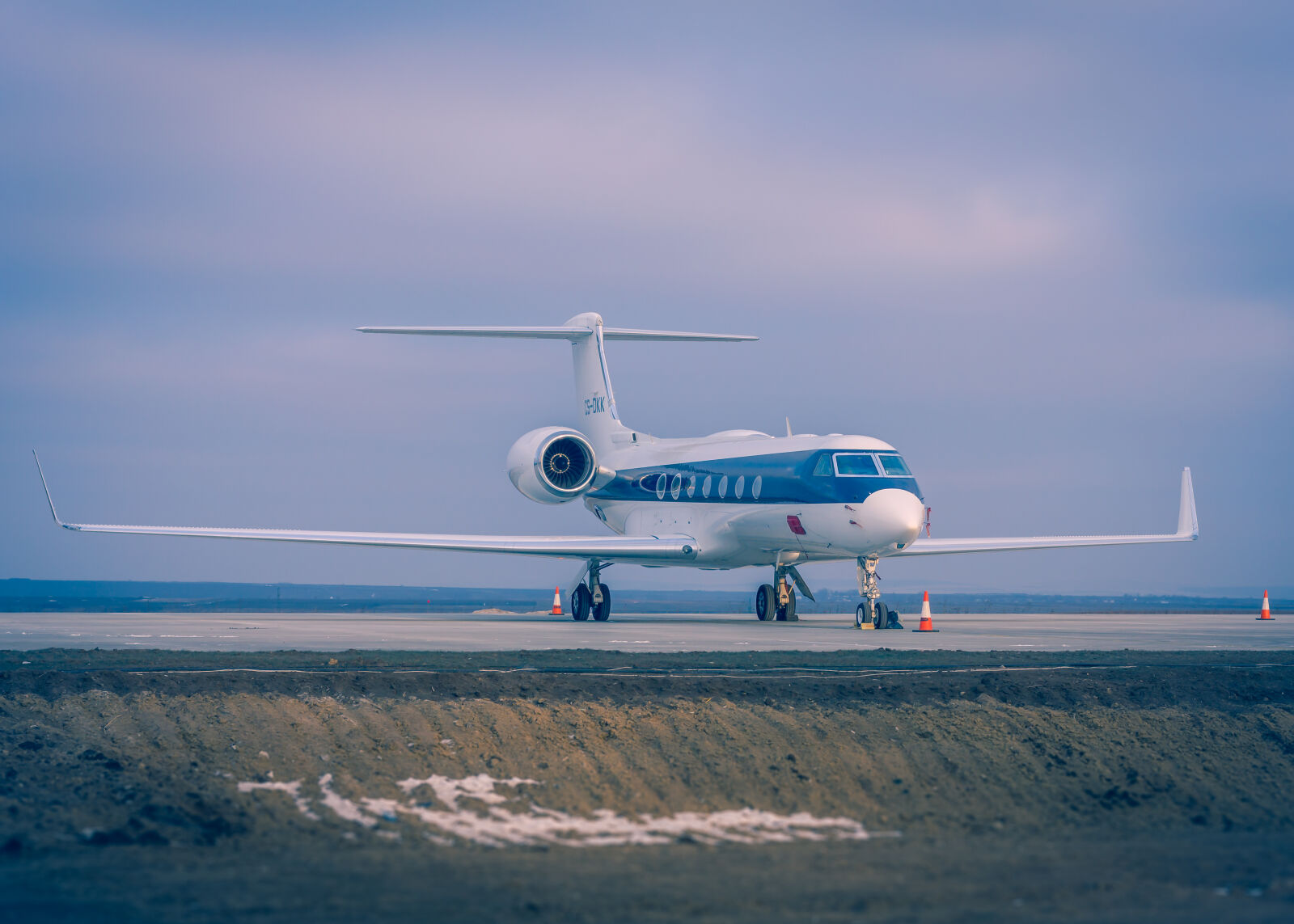 Canon EOS 550D (EOS Rebel T2i / EOS Kiss X4) + Canon EF 50mm F1.8 II sample photo. Blue, and, white, airplane photography