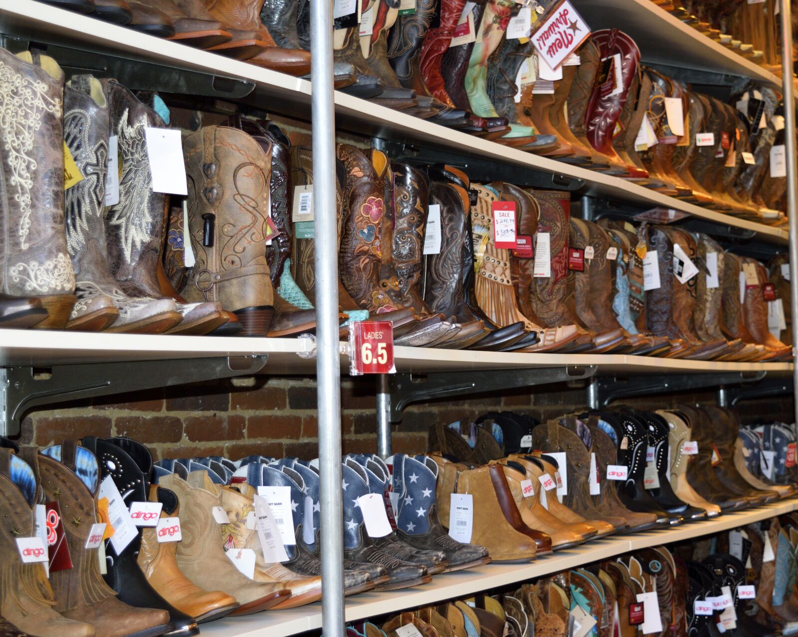 Nikon D3300 sample photo. Cowboy boots, boots, store photography