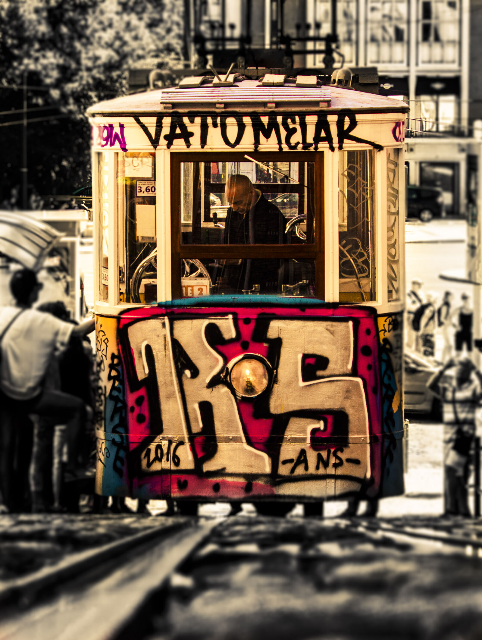 Canon EOS 600D (Rebel EOS T3i / EOS Kiss X5) sample photo. Graffiti, metrobus, train, transport photography