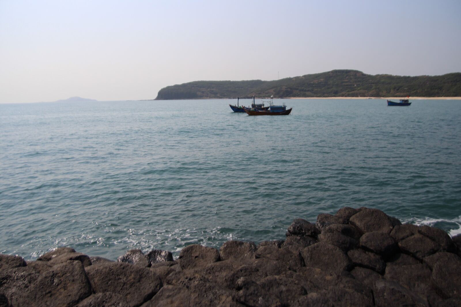 Tamron SP AF 17-50mm F2.8 XR Di II LD Aspherical (IF) sample photo. Vietnam, asia, beach photography