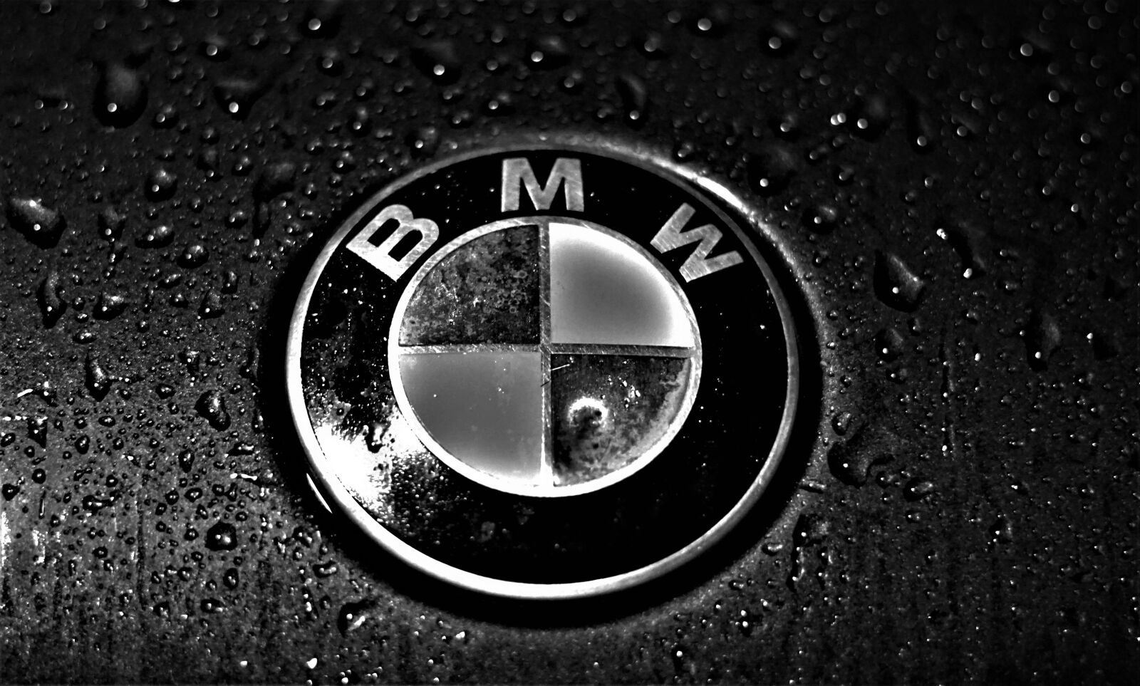 Sony FE 50mm F1.8 sample photo. Bmw, background, raindrop photography