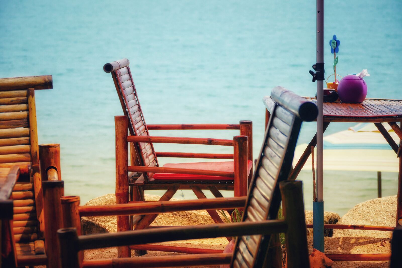 Panasonic Lumix DMC-FZ1000 sample photo. Wood, chair, waters photography