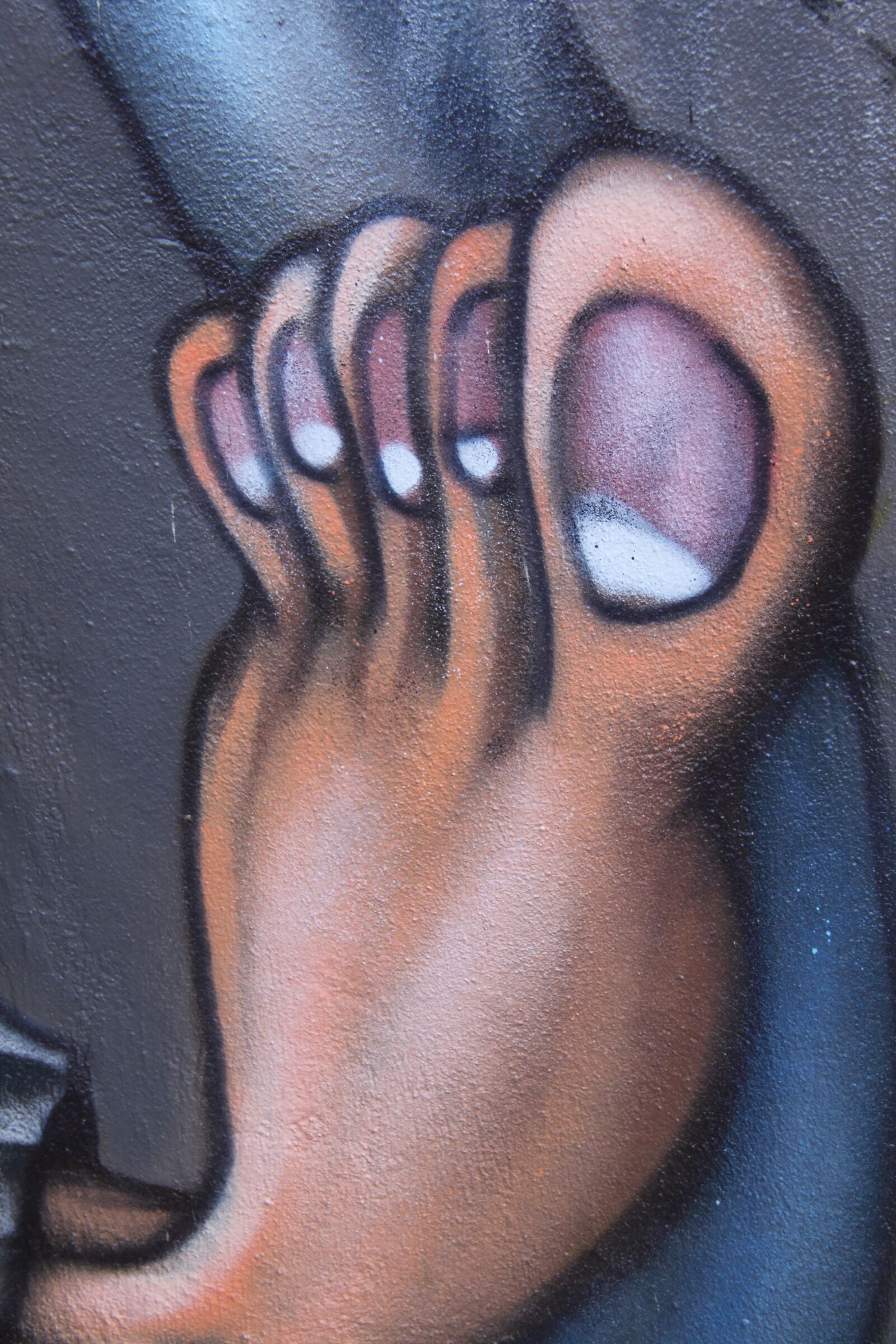 Canon EOS 500D (EOS Rebel T1i / EOS Kiss X3) sample photo. Toes, grafitti, street art photography