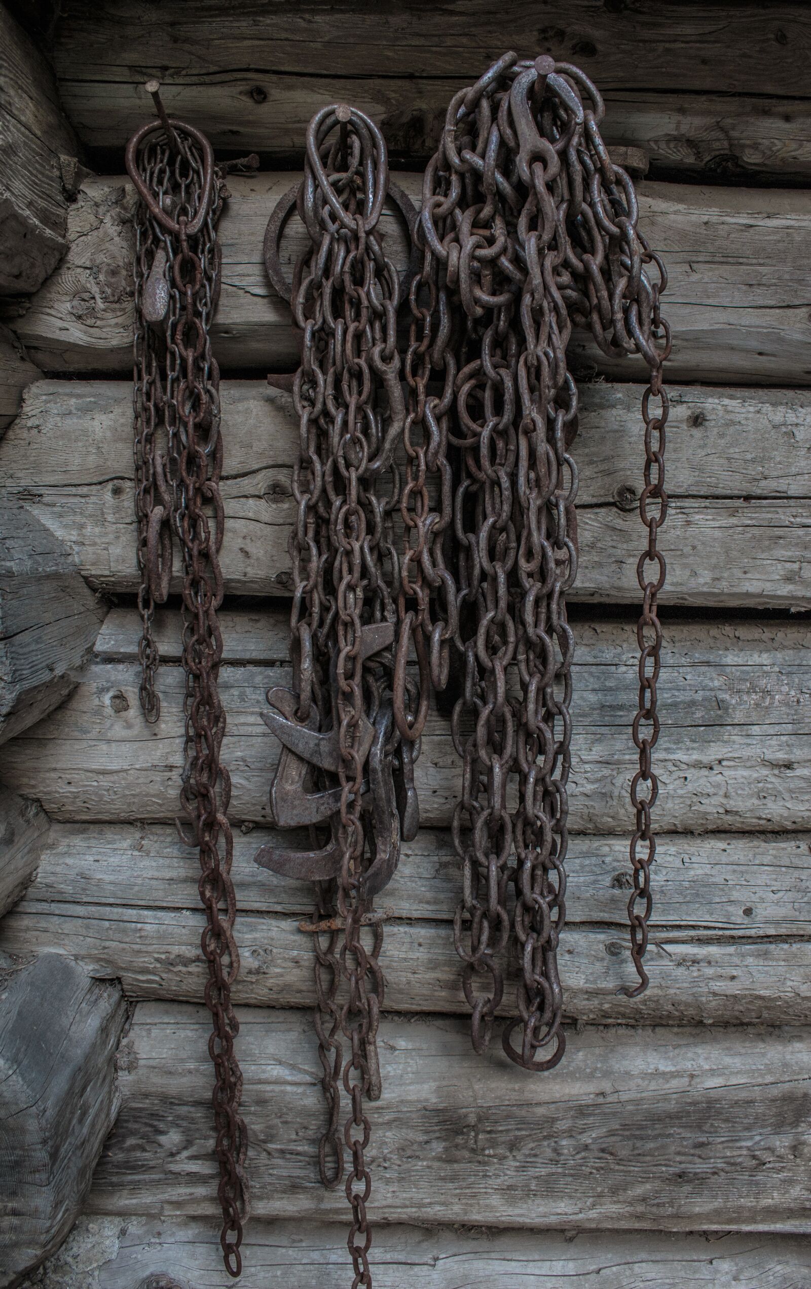 Canon EOS 650D (EOS Rebel T4i / EOS Kiss X6i) sample photo. Chains, blochzottl, wood photography
