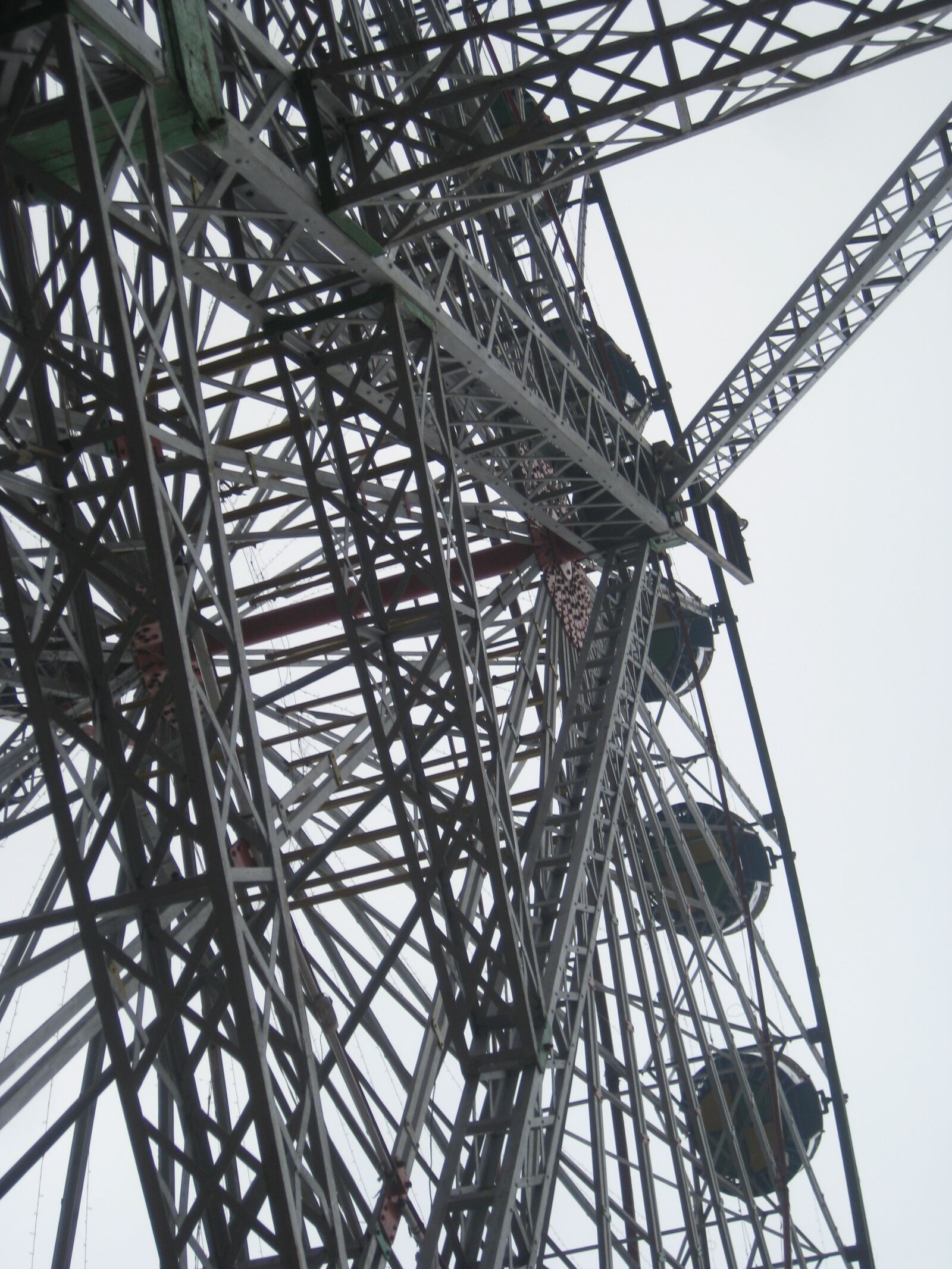Canon PowerShot SD1100 IS (Digital IXUS 80 IS / IXY Digital 20 IS) sample photo. Big wheel, steel, swing photography