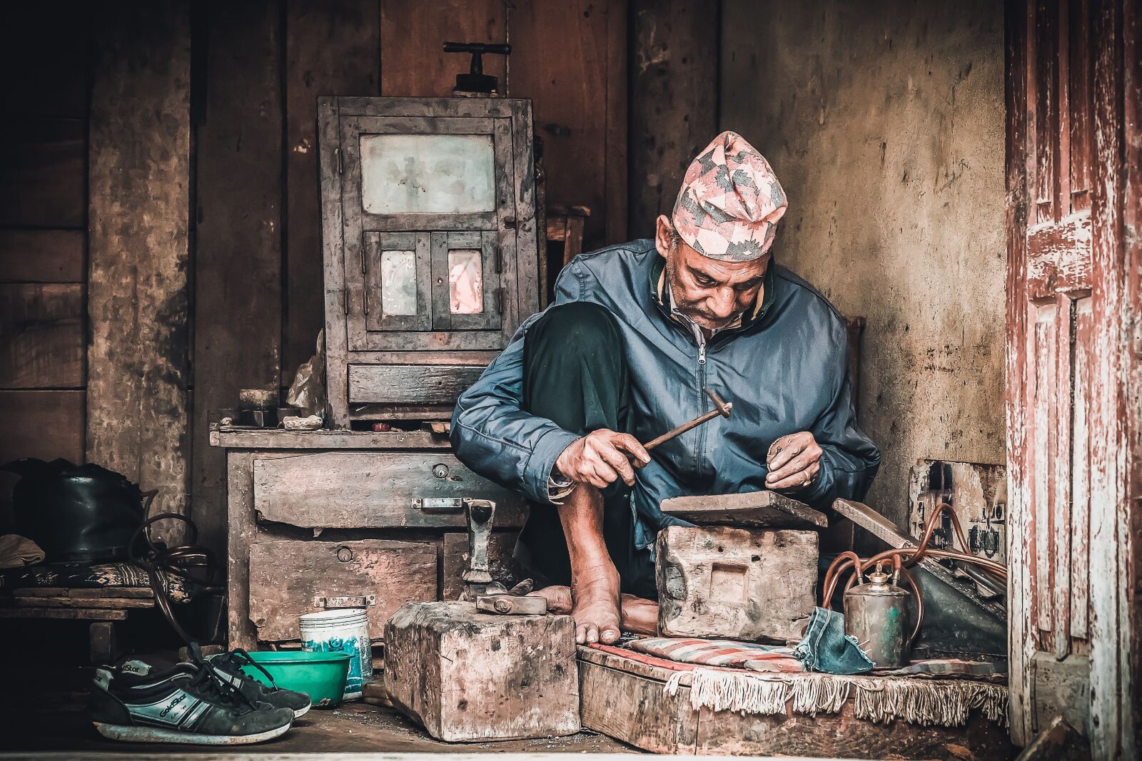 Sony a6300 + Sony E PZ 18-105mm F4 G OSS sample photo. Old man, nepal, kathmandu photography