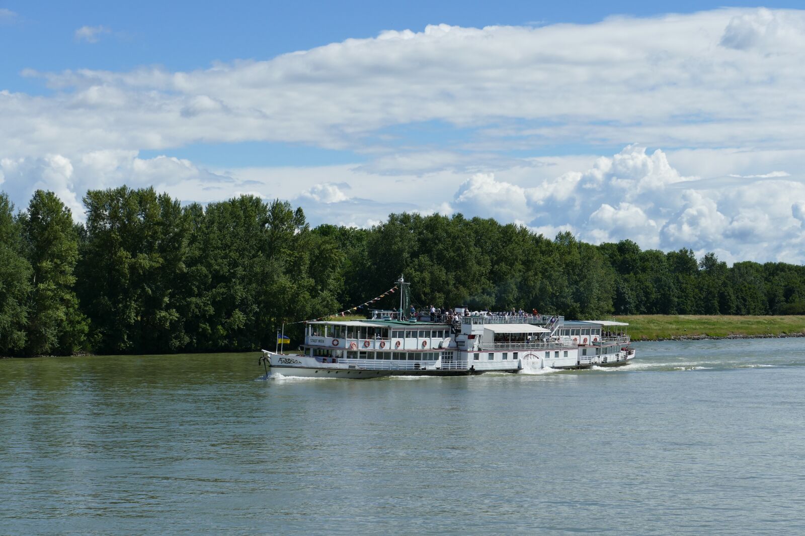 Panasonic Lumix DMC-FZ1000 sample photo. Danube, austria, river cruise photography