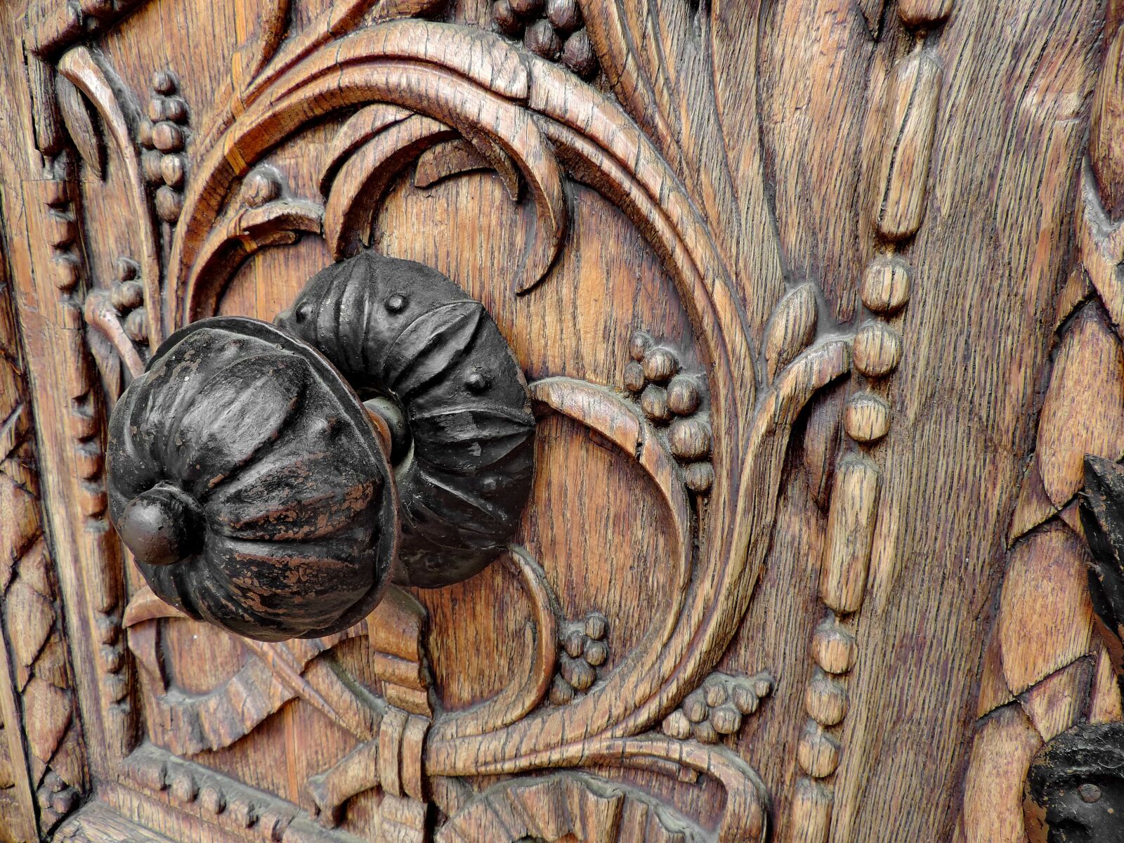 Nikon Coolpix P520 sample photo. Arabesque, carpentry, front door photography