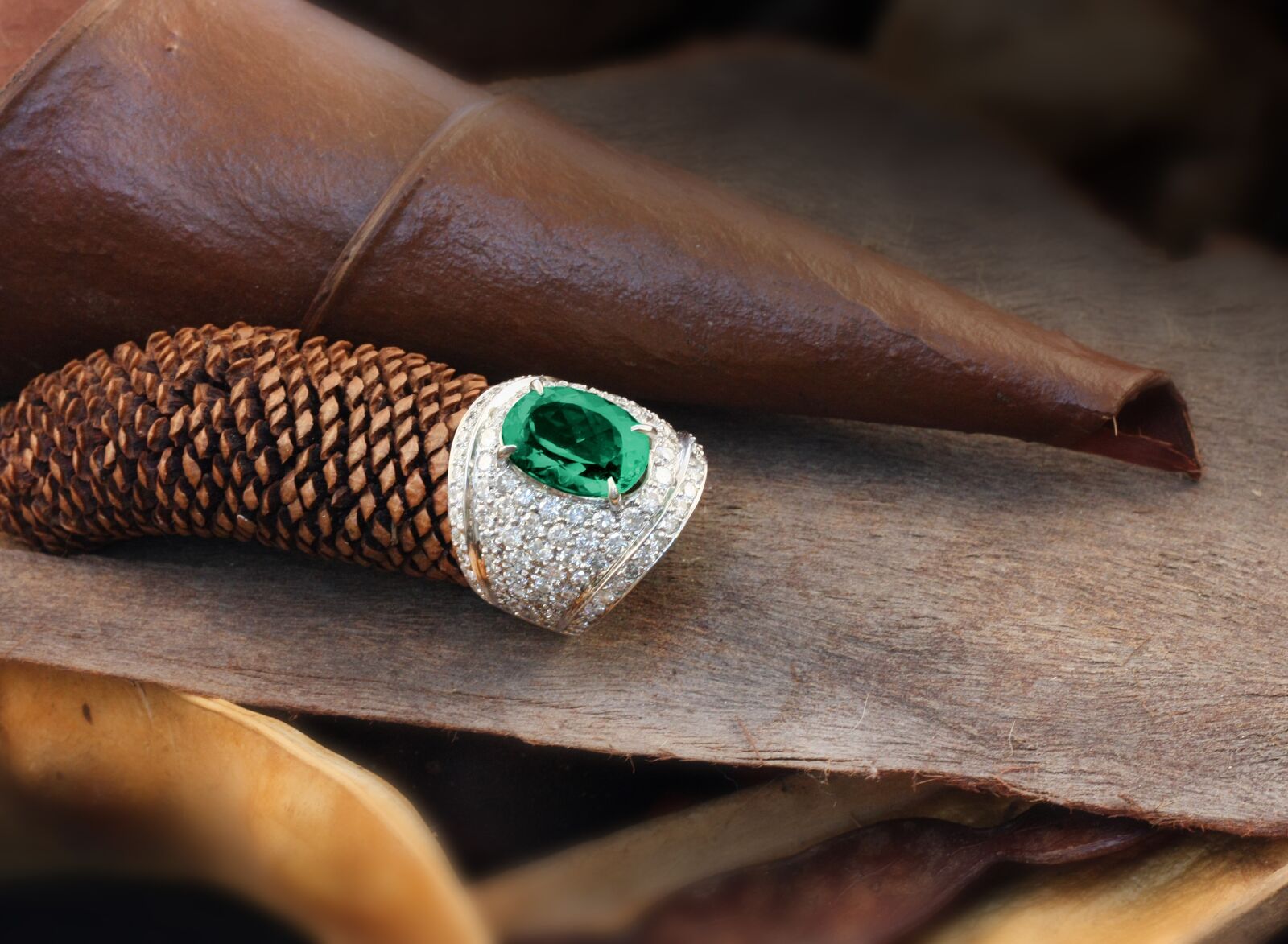 Canon EOS 450D (EOS Rebel XSi / EOS Kiss X2) sample photo. Ring, emerald, gold photography