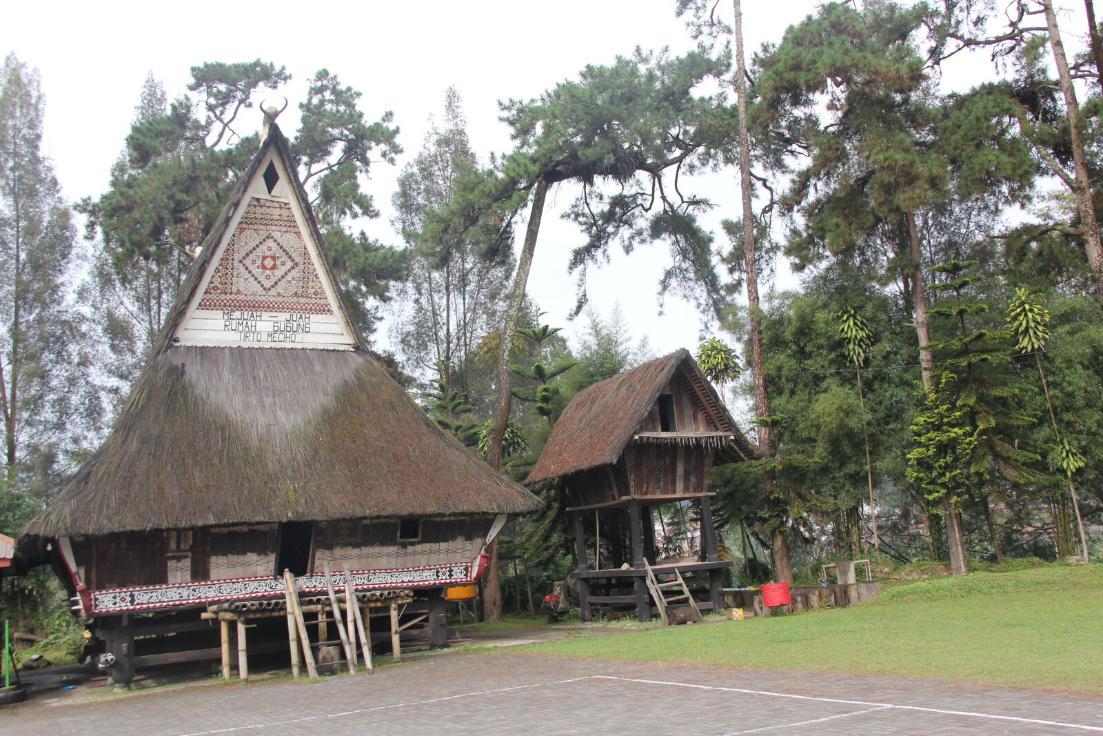 Canon EF-S 18-200mm F3.5-5.6 IS sample photo. Brastagi, parish, traditional, house photography