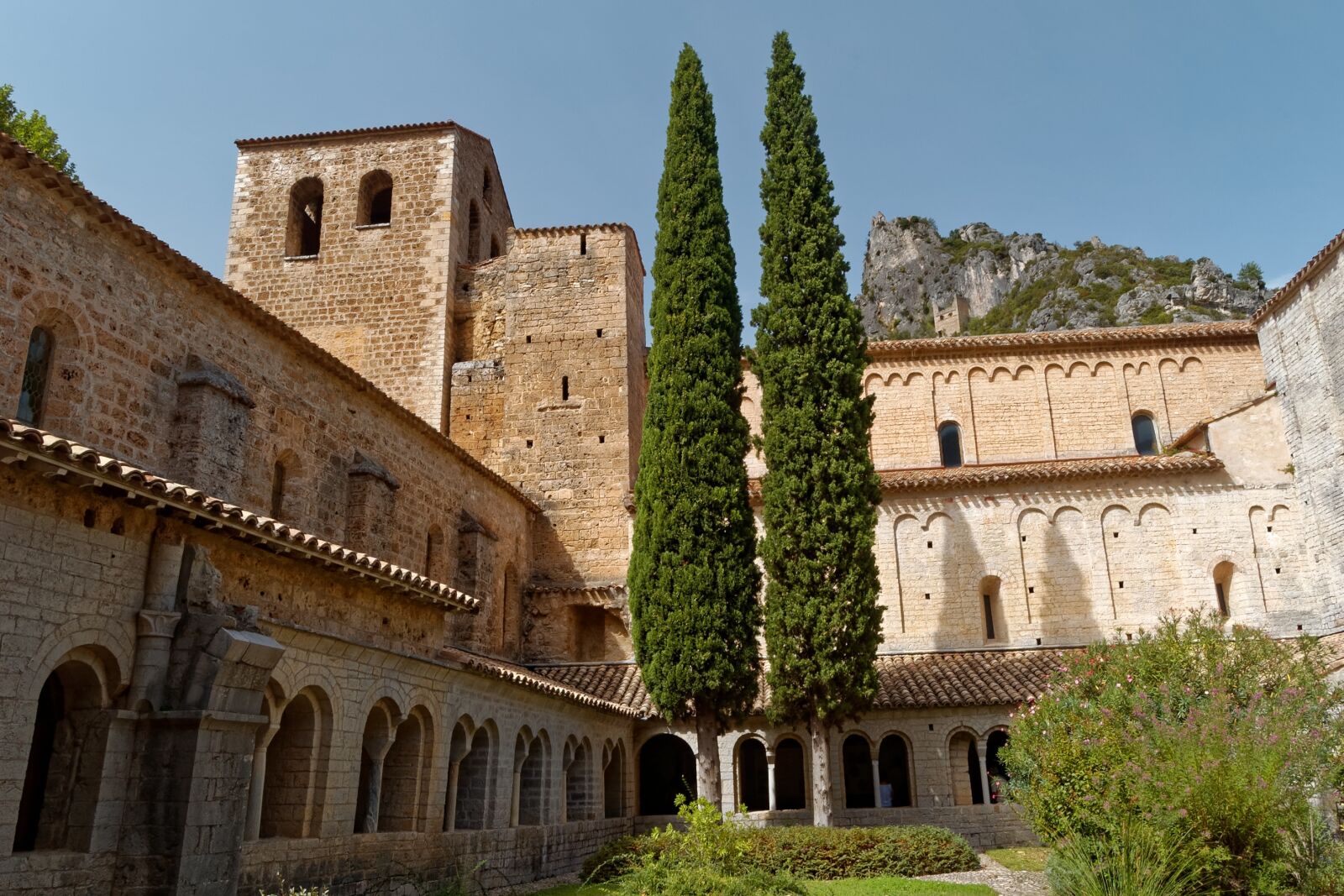 Nikon D50 sample photo. Saint-guilhem, le-desert, romanesque photography