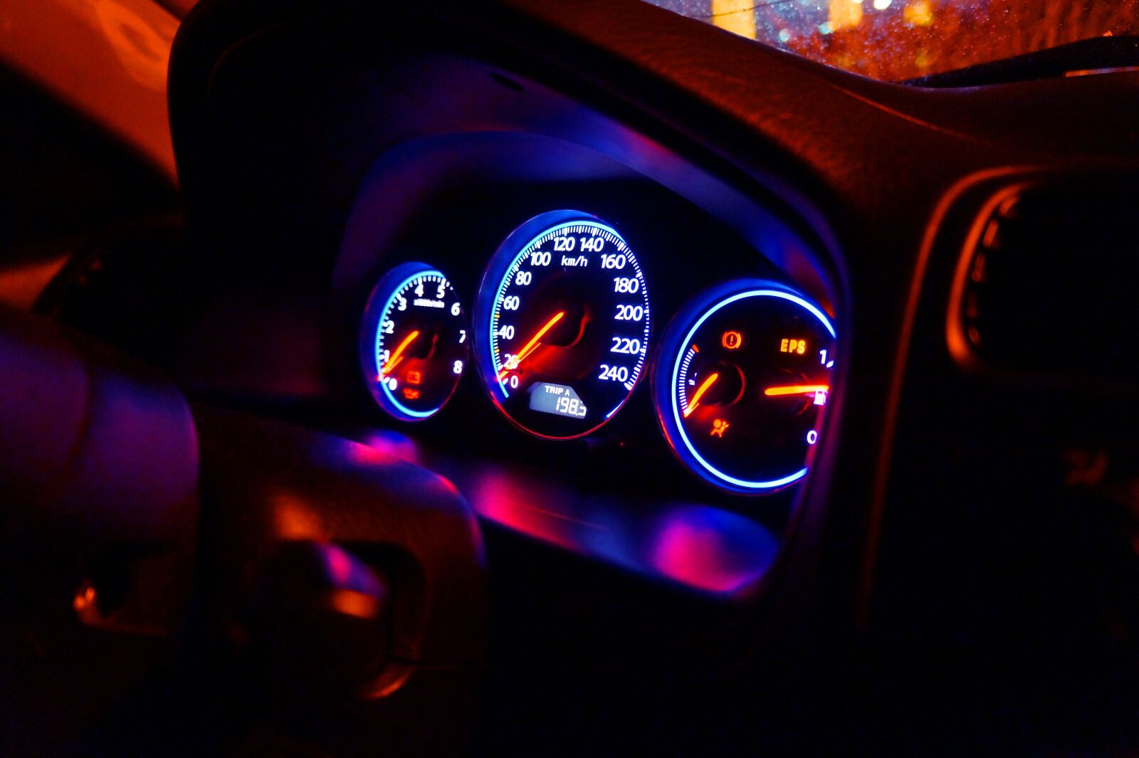 Sony Alpha a3000 + Sony E 18-55mm F3.5-5.6 OSS sample photo. Speedometer, car, dashboard photography